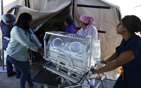 Integrantes de equipos médicos de Panamá y Costa Rica trabajan en un hospital de campaña este jueves, en Chitré (Panamá).