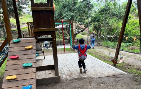 Sendero Escondido cuenta con juegos infantiles, mesas familiares, además de ser pet friendly.
