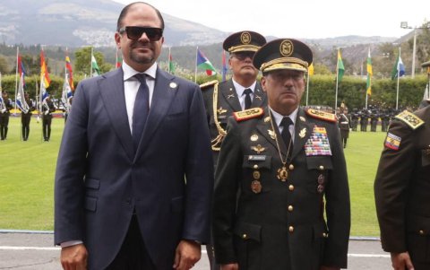 John Reimberg condecoró al jefe del Comando Conjunto, Henry Santiago Delgado Salvador