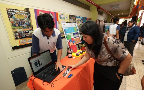 La feria tuvo la participación de estudiantes de la secundaría.