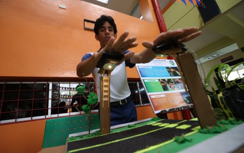 Juan Diego Esteves muestra su proyecto de iluminación.