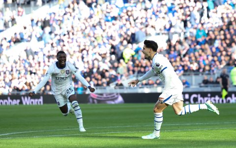 Moisés Caicedo festeja un gol de Pedro Neto, autor del doblete ante Everton.