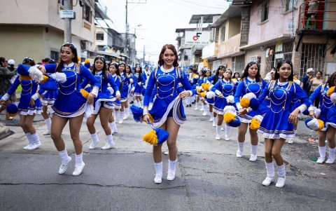 Estudiantes de distintas unidades educativas participaron con coreografías y presentaciones artísticas en el desfile.