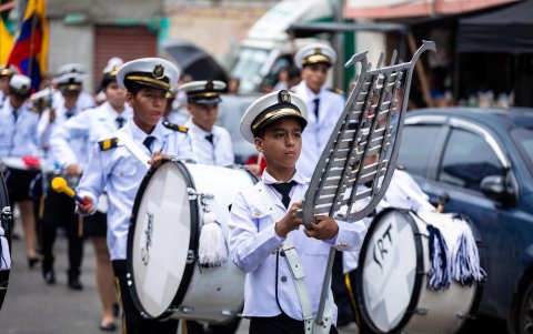 Con tambores, trompetas y otros instrumentos, los alumnos marcaron el paso de las delegaciones durante una jornada que destacó el talento y la participación juvenil.