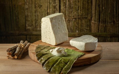 El queso chonero es un producto emblemático de la gastronomía manabita