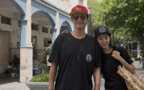 El actor surcoreano compartió fotografías junto a su esposa durante sus recorridos por los atractivos turísticos de la ciudad.