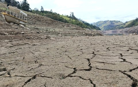 Las grandes grietas en el suelo que rodea el embalse Mazar evidencian el descenso de sus reservas de agua.