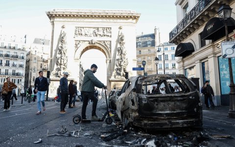 Emmanuel Macron enfrenta nuevas críticas políticas tras la jornada de protestas y violencia que sacudió Francia.