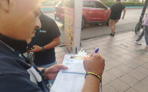Una denuncia ciudadana permitió que funcionarios municipales intervinieran en un local de comidas de Sauces II por la disposición inadecuada de desperdicios.