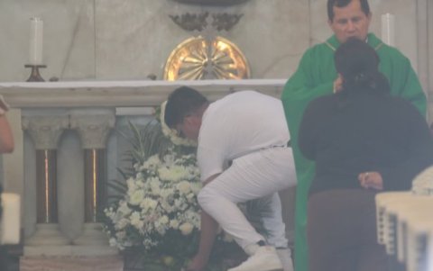 Misas en la parroquia Nuestra Señora del Perpetuo Socorro al día siguiente de la muerte del padre Patricio Sánchez. Hubo ofrendas florales.