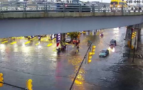 Las fuertes lluvias de la madrugada dejaron calles anegadas en Guayaquil y motivaron medidas preventivas para la comunidad educativa.