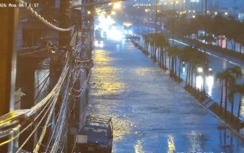 Las lluvias de la madrugada complicaron el acceso a diferentes sectores de Guayaquil, donde se reportaron inundaciones y problemas de tránsito.