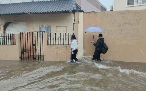 Las intensas precipitaciones registradas durante la madrugada del lunes 19 de octubre provocaron acumulación de agua en decenas de puntos de Guayaquil