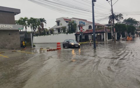 Decenas de calles quedaron afectadas por las lluvias, que alcanzaron intensidades superiores a los 70 milímetros por hora, según la Alcaldía.