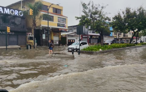 Conductores enfrentaron dificultades para movilizarse por distintos sectores de la ciudad debido a la acumulación de agua en las vías.