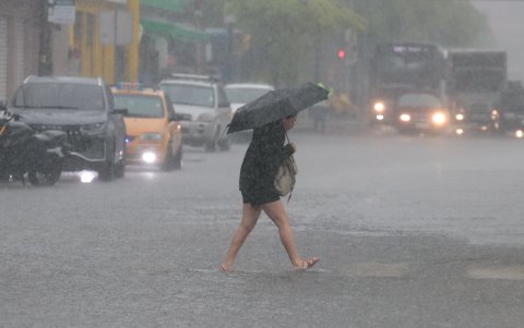 Paraguas en mano, un ciudadano camina bajo la intensa lluvia que sorprendió a Guayaquil este lunes 19 de octubre y complicó las actividades cotidianas en distintos sectores de la ciudad.