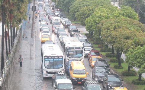 La lluvia añadió nuevas dificultades a la movilidad de Guayaquil, con conductores avanzando entre el tráfico y las vías cubiertas de agua.