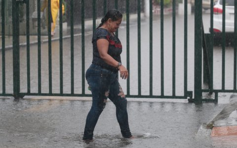 Caminar por las calles del norte de Guayaquil se convirtió en un desafío para quienes tuvieron que buscar espacios secos entre aceras mojadas y agua acumulada.