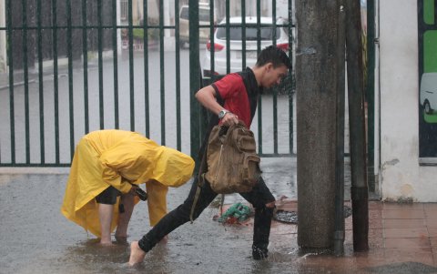 Zapatos en mano y pantalones remangados. Así caminaron varios ciudadanos para evitar que su calzado terminara completamente empapado.