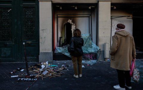 Los saqueos y ataques contra establecimientos comerciales llevaron al Gobierno francés a activar un mecanismo de protección del empleo.
