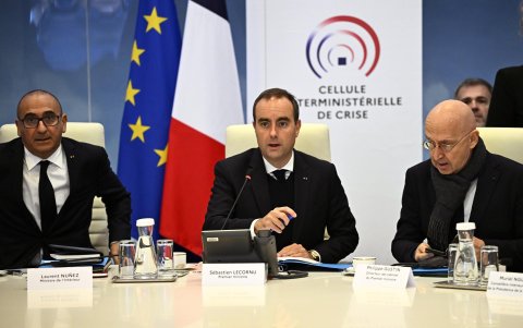 El ministro del Interior de Francia, Laurent Nunez; el primer ministro, Sebastien Lecornu; y el jefe de gabinete del primer ministro, Philippe Gustin.