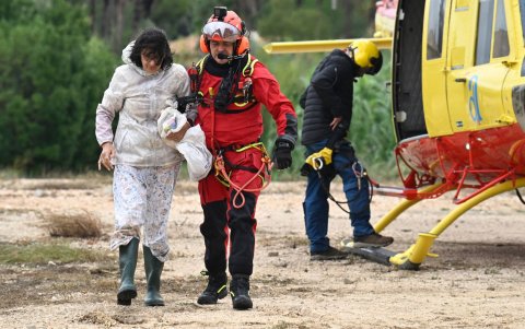 Un residente rescatado en helicóptero tras los aguaceros torrenciales es trasladado a un centro médico en Oliva, al este de España, el 19 de octubre de 2026.