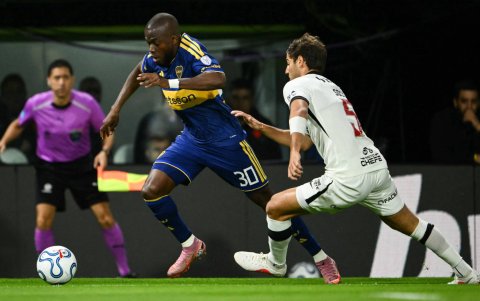Enner Valencia (i) fue titular en Bica Juniors en el partido en Buenos Aires.