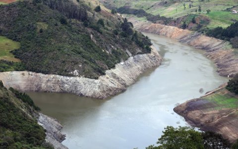 Las orillas del embalse Mazar muestran amplias franjas de terreno descubierto por el descenso del agua. Esta reserva, cuando está en su punto máximo, almacena 300 millones de metros cúbicos de agua.