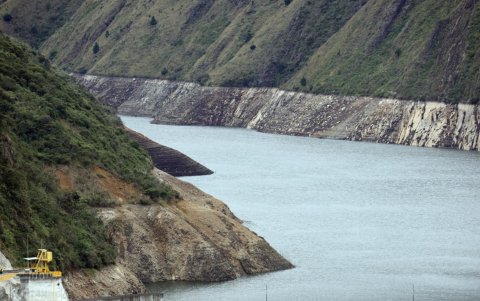 Las marcas sobre las laderas permiten apreciar la reducción del nivel del agua en Mazar. Este embalse es clave para alimentar el complejo Paute Integral.