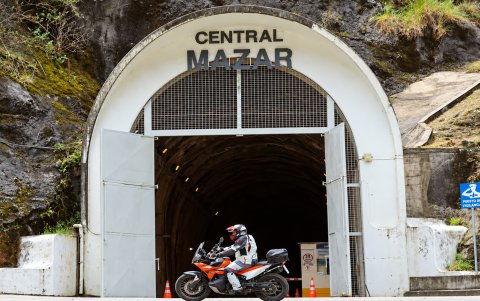 El túnel de acceso a Mazar, una de las tres plantas de Paute Integral, capaz de cubrir hasta el 40 % de la demanda cuando dispone de agua.
