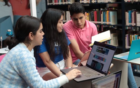 Las becas Ecuador Productivo buscan facilitar el acceso a estudios de posgrado. La selección de los 595 beneficiarios considerará criterios de vulnerabilidad y excelencia académica.