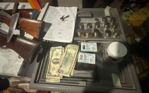 Militares hallaron droga, armas artesanales y dinero durante el operativo en Pichincha.