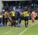 El DT argentino Cristian Nasuti gesticula desde el banquillo de suplentes en el partido que Emelec se impuso 1-0 a la Universidad Católica.