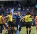 El DT argentino Cristian Nasuti gesticula desde el banquillo de suplentes en el partido que Emelec se impuso 1-0 a la Universidad Católica.
