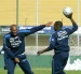 Raúl Guerrón bromeado con Walter Ayovi en la Tri del 2002.
