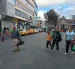 Traslados. Las personas caminaron largas distancias ante la medida.