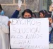 Personas protestan para pedir soluciones a los bloqueos de carreteras que exigen la renuncia del presidente Rodrigo Paz.