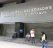 Personas caminan al pie del edificio del Banco Central de Ecuador, en Guayaquil.