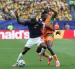 Enner Valencia disputa un balón con un rival de Costa de Marfil.