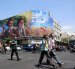 Iraníes pasan frente a una gran valla publicitaria con los difuntos líderes supremos iraníes, los ayatolás Ruhollah Jomeini y Ali Jameneí, en una calle de Teherán, Irán.