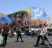 Iraníes pasan frente a una gran valla publicitaria con los difuntos líderes supremos iraníes, los ayatolás Ruhollah Jomeini y Ali Jameneí, en una calle de Teherán, Irán.