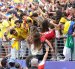 El técnico ecuatoriano Sebastián Beccacece abrazado por los hinchas que lo resistían.
