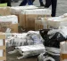 Una foto referencial que muestra la cantidad de cintas que se pone en las cajas para enviar.
