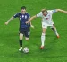 Lionel Messi (i) supera la marca de Harry Kane.