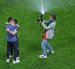 El director técnico argentino Lionel Scaloni se fundió en un abrazo de felicitación con Lionel Messi tras la derrota ante los inlgeses.