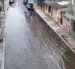 Acumulación de agua en una intersección de la calle 10 de Agosto.