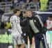 Cristian Nasuti le da indicaciones al delantero de Emelec, Luca Klimowicz.