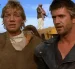 Mike Preston (izquierda), junto a Mel Gibson, durante el rodaje de 'Mad Max 2, el guerrero de la carretera'.