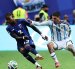 El delantero de Cabo Verde Sidny Lopes Cabral (i) en una de las acciones del partido contra Argentina en octavos de final.