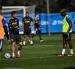 Moisés Caicedo (d) junto al entrenador Xabi Alonso, en la práctica de Chelsea.